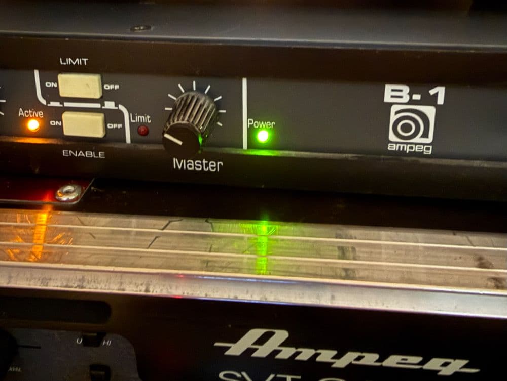 Ampeg B1 ("Solo Boost + EQ" clean, hot, /D.I. + loudspeaker)