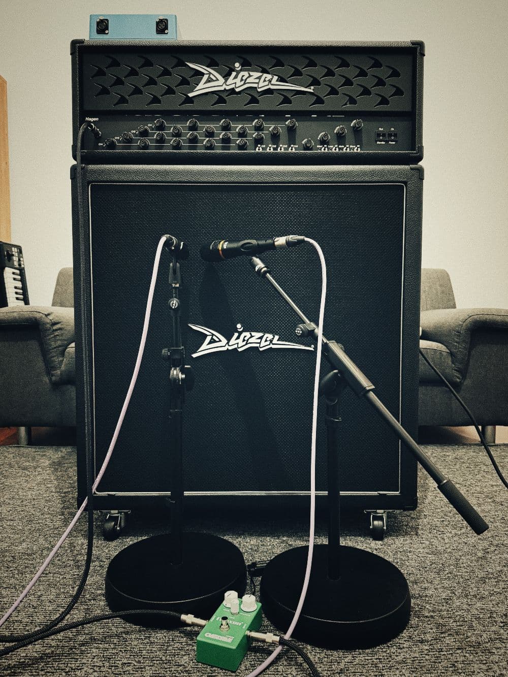 A2, Maxon OD808, Diezel Hagen CH3, Diezel 4x12 FL (Celestion Vintage 30), SM57, HEIL PR20UT, LANG 312L, CineMag CMLI-15