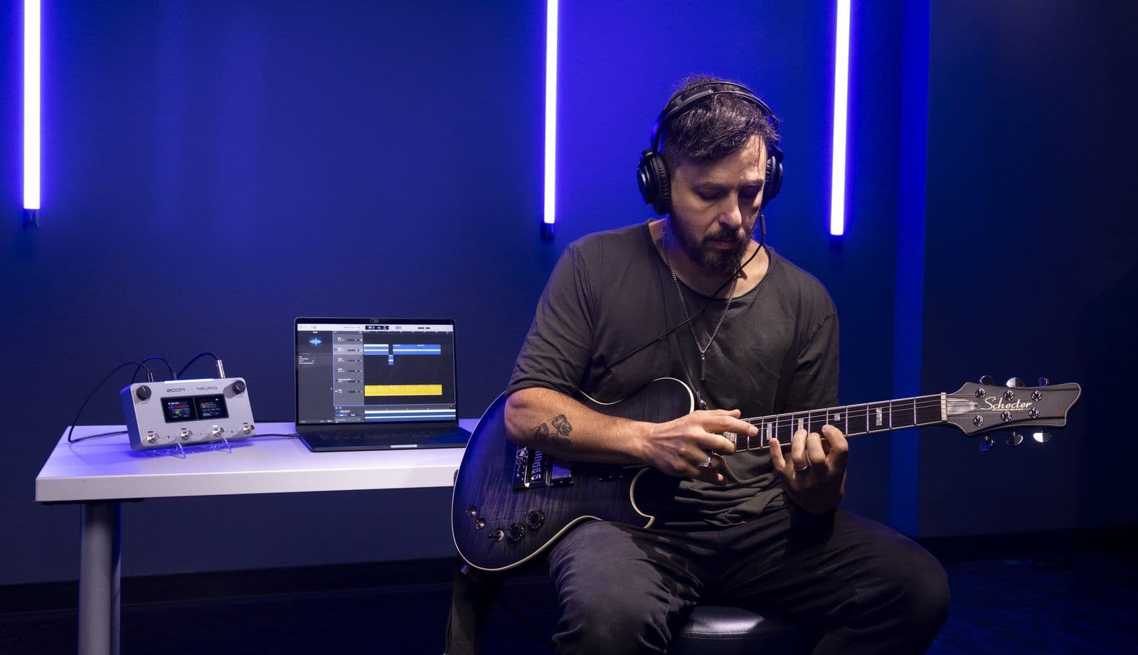 Guitarist recording with ZOOM NEURIG and a laptop