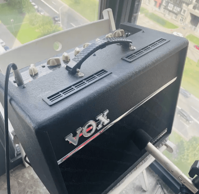 Microphone recording a vox amplifier