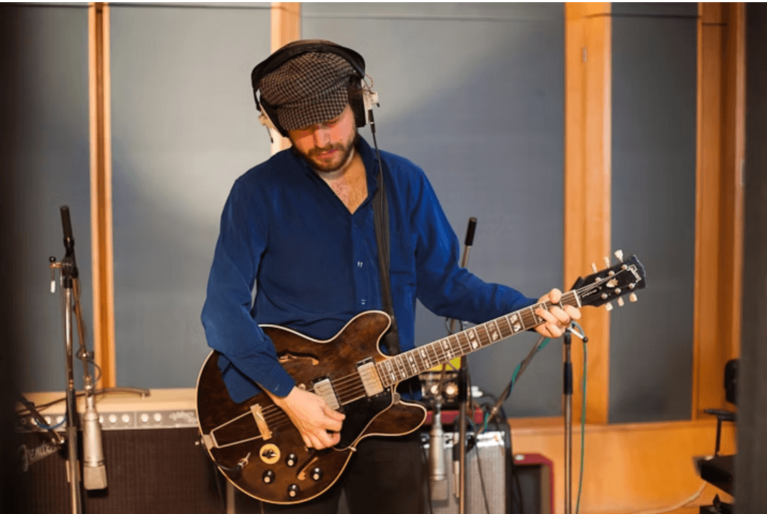Guitarist in Studio