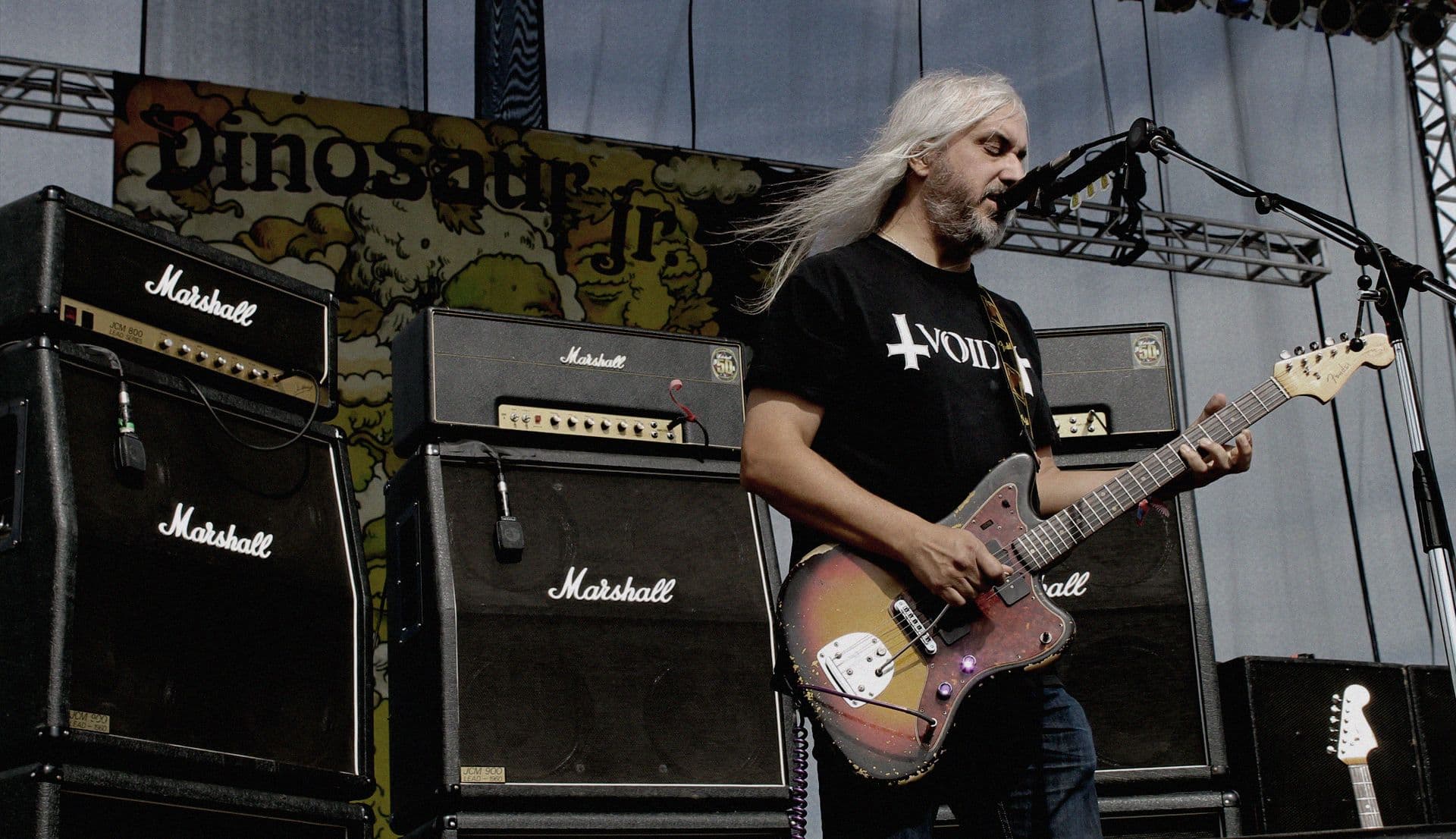 j mascis playing out of marshall amps on stage