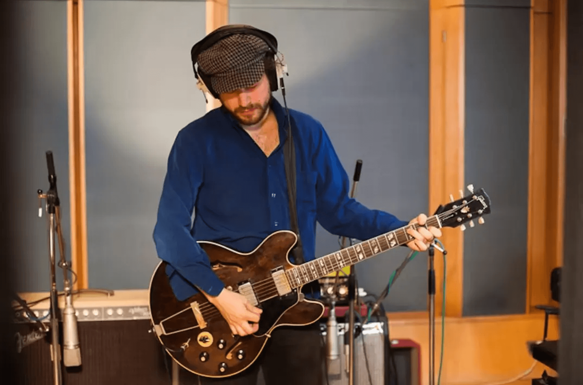 Guitarist in Studio